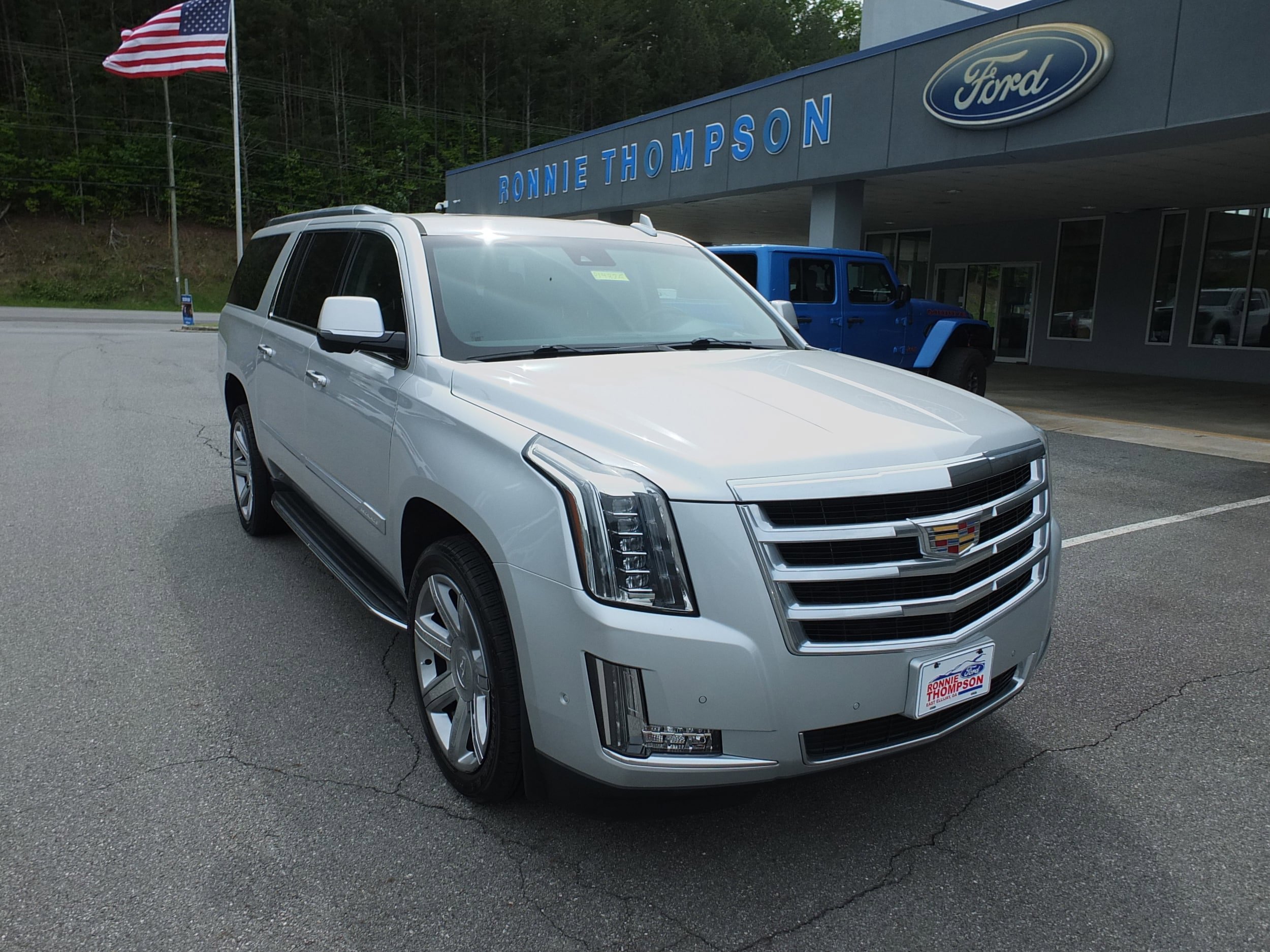 Used 2020 Cadillac Escalade ESV Luxury AWD/4WD image 1