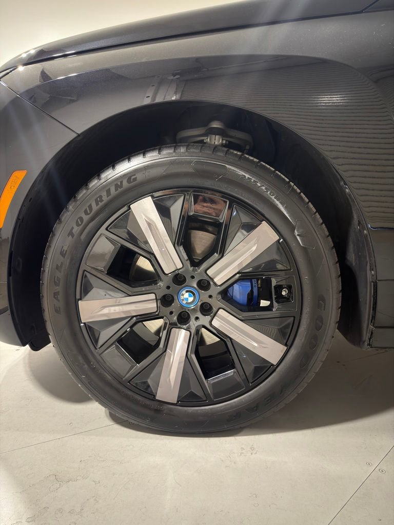 Used 2024 BMW iX xDrive50 w/ Sport Package AWD/4WD image 3