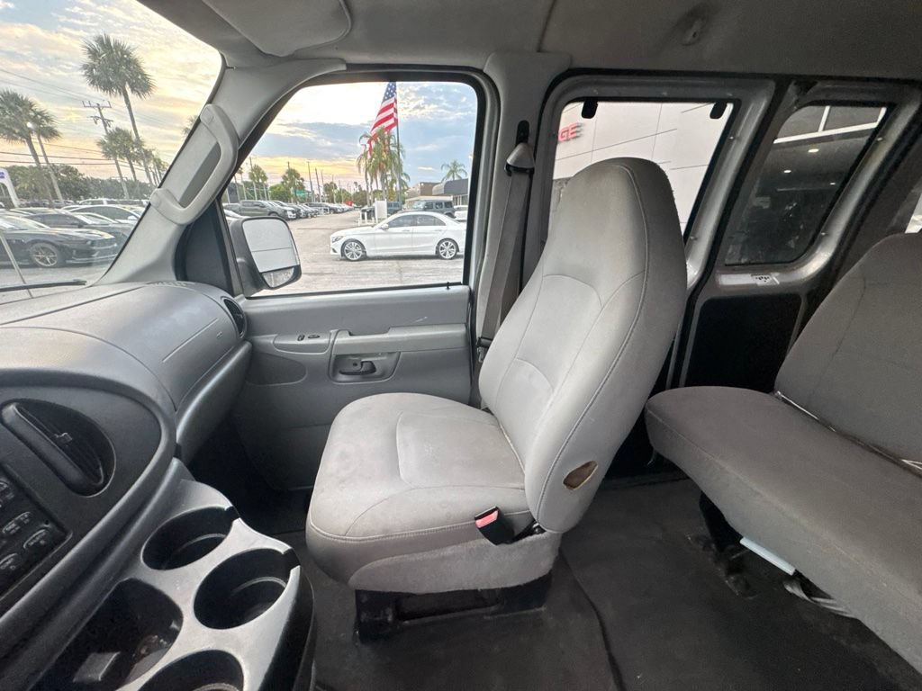Used 2006 Ford E-350 and Econoline 350 XLT RWD image 16