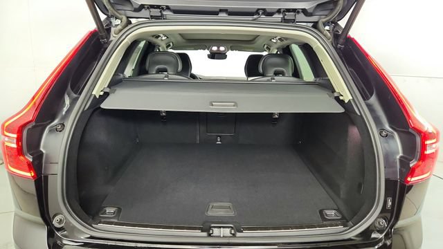 Certified 2024 Volvo XC60 B5 Plus w/ Protection Package Premier AWD/4WD image 38