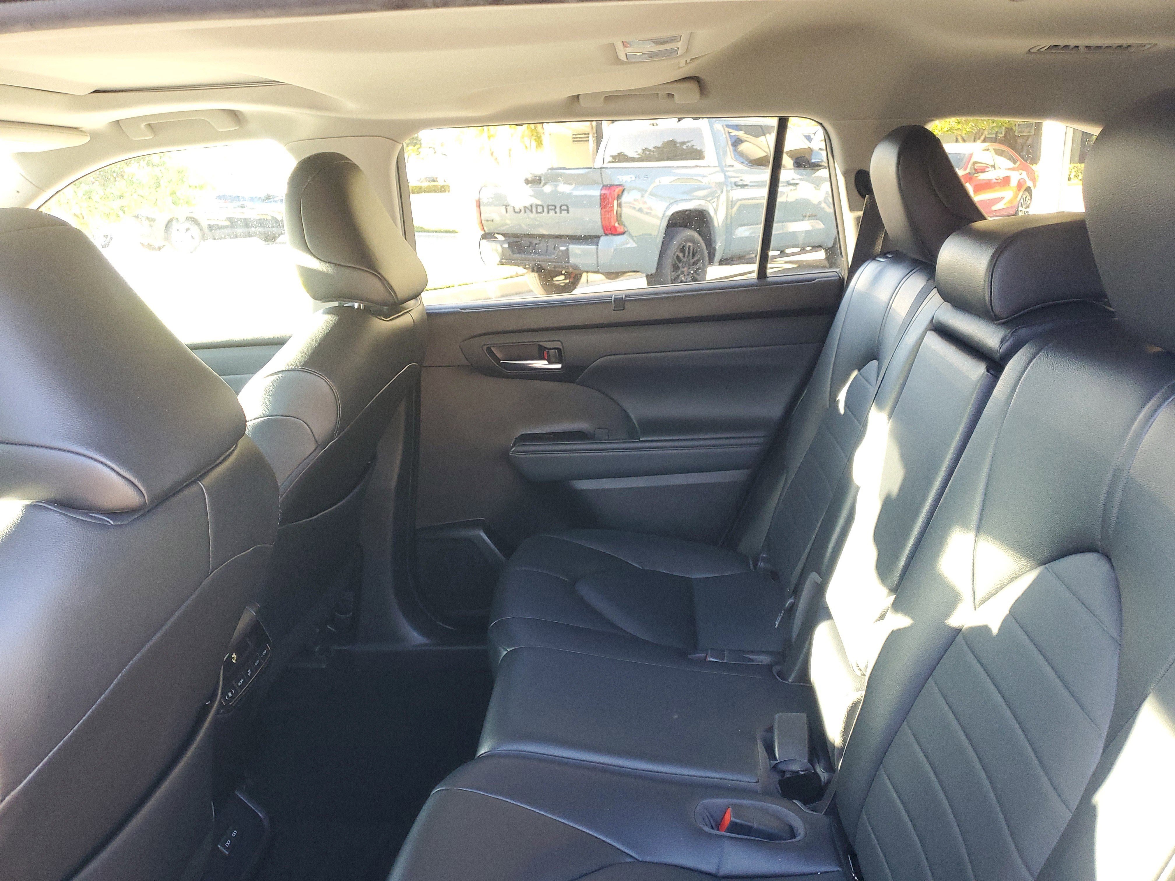 Used 2022 Toyota Highlander XLE image 12