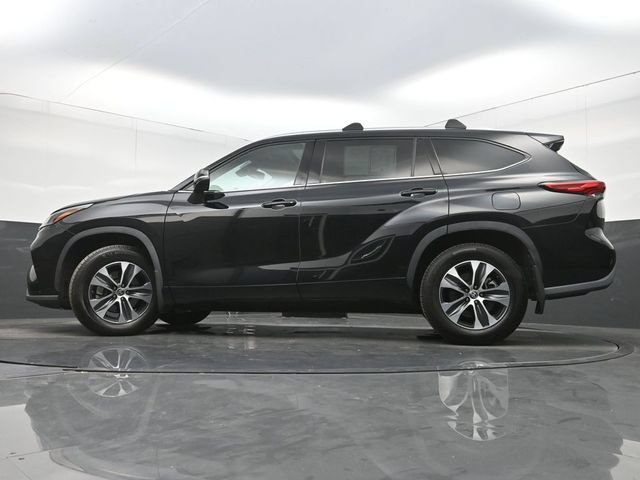 Used 2022 Toyota Highlander XLE AWD/4WD image 32