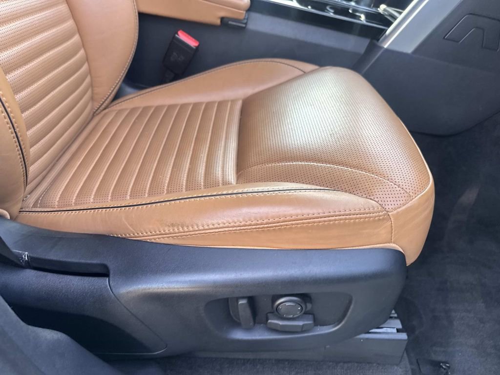 Used 2017 Land Rover Discovery HSE image 14