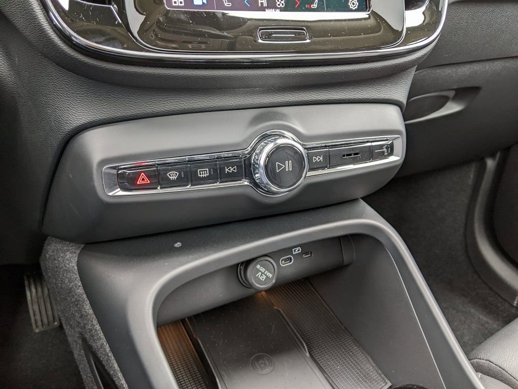 Certified 2025 Volvo XC40 B5 Ultra w/ Climate Package image 19