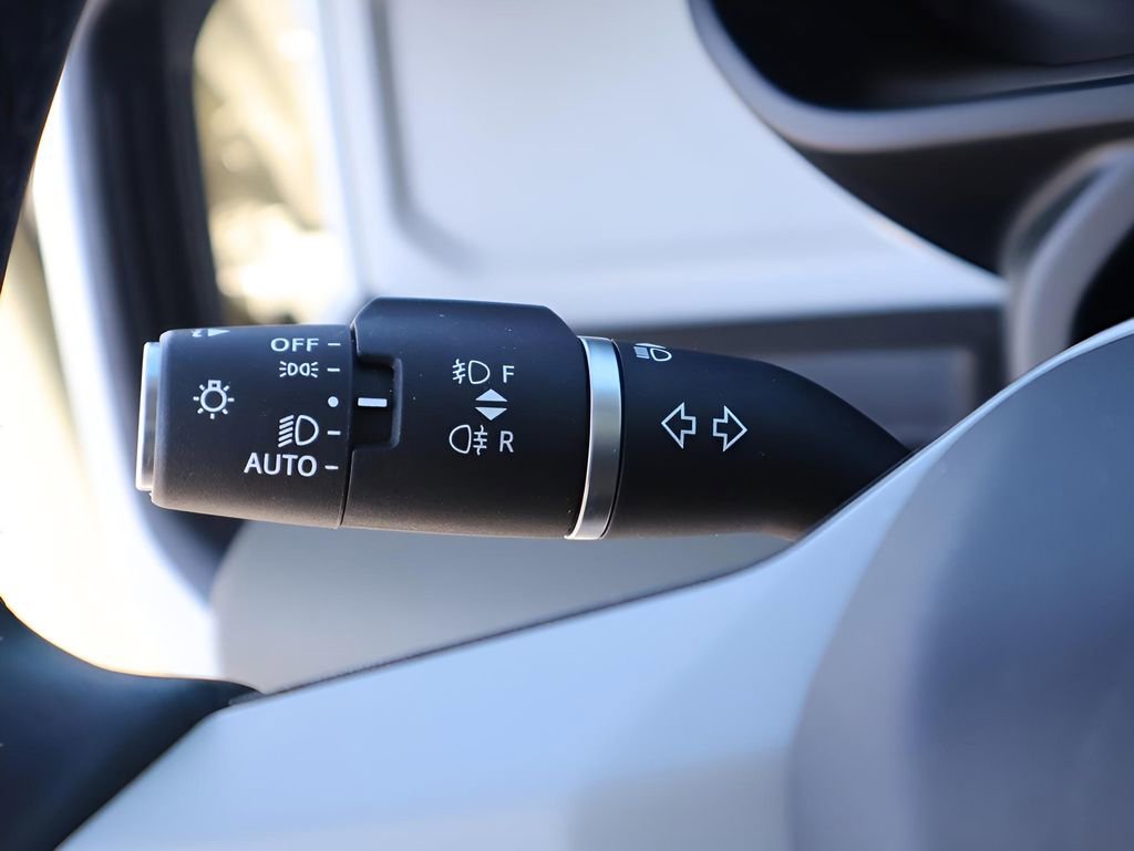 Used 2024 Land Rover Defender 110 SE image 34