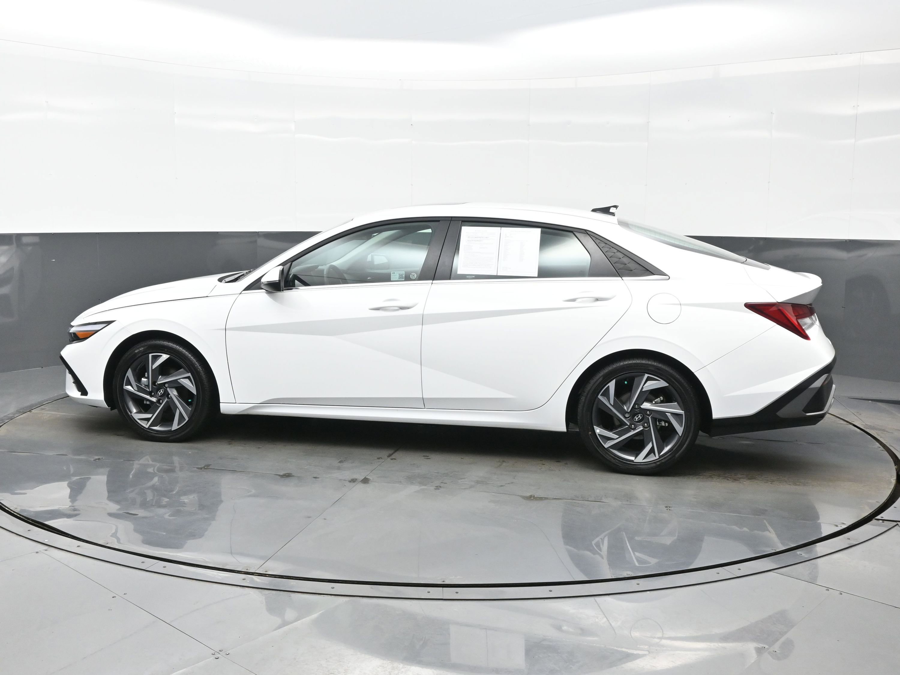 Certified 2025 Hyundai Elantra Limited image 3