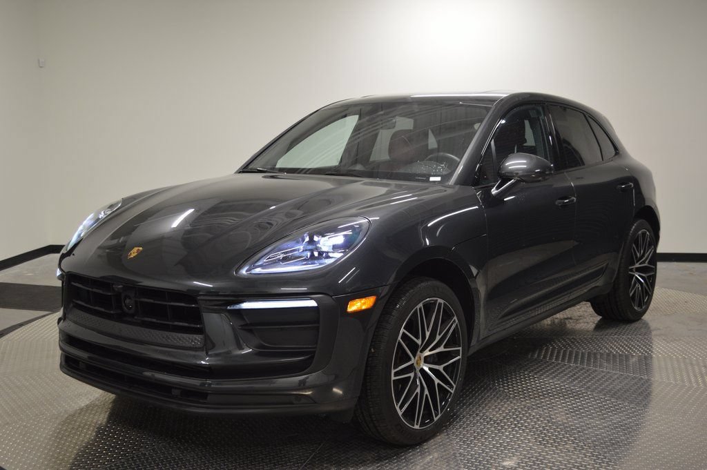 Certified 2025 Porsche Macan AWD/4WD image 1