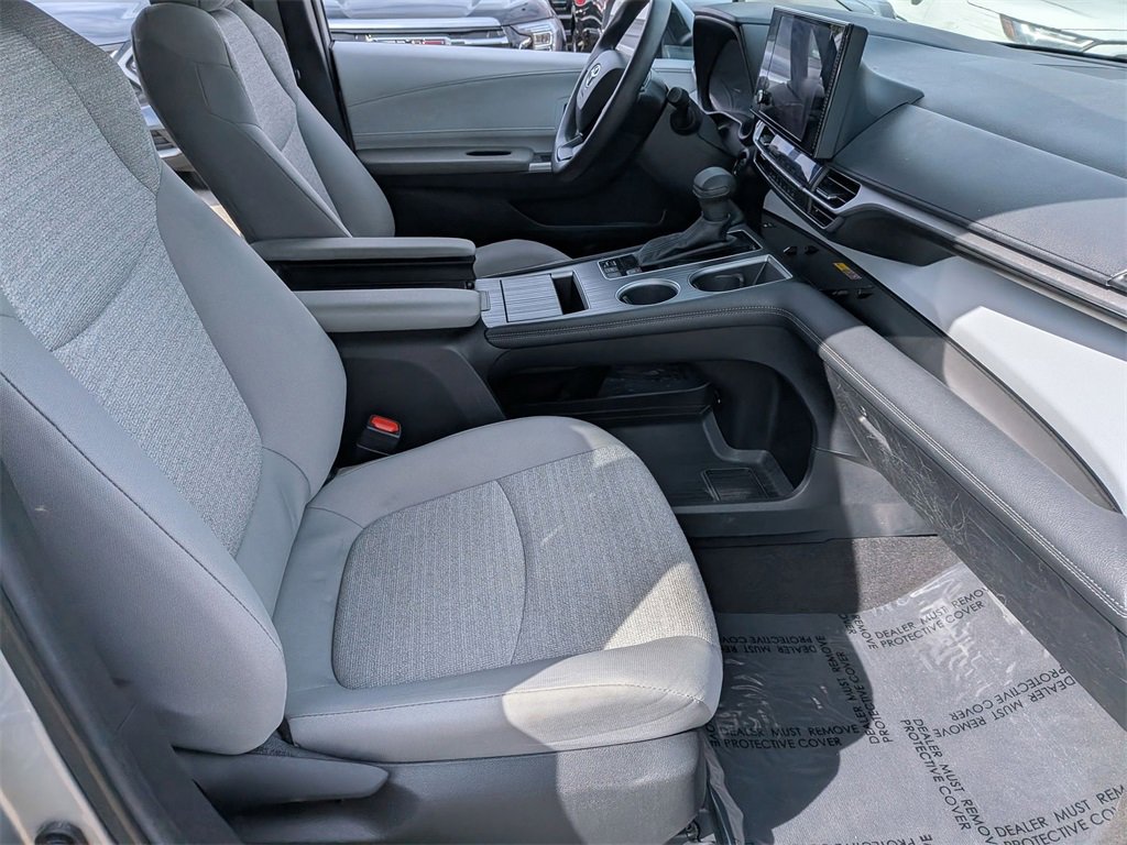 Used 2025 Toyota Sienna LE image 22
