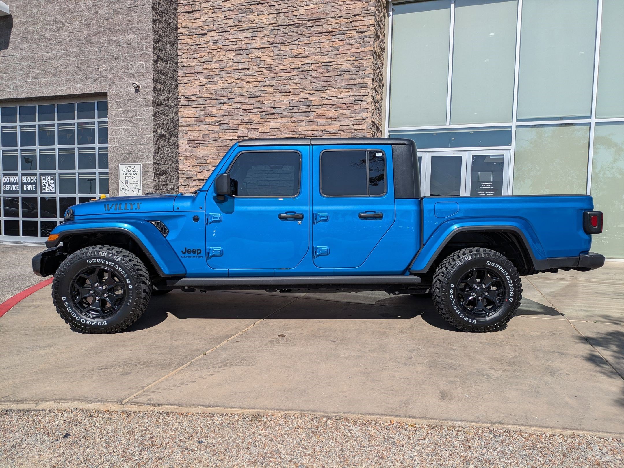 Used 2021 Jeep Gladiator Willys AWD/4WD image 2