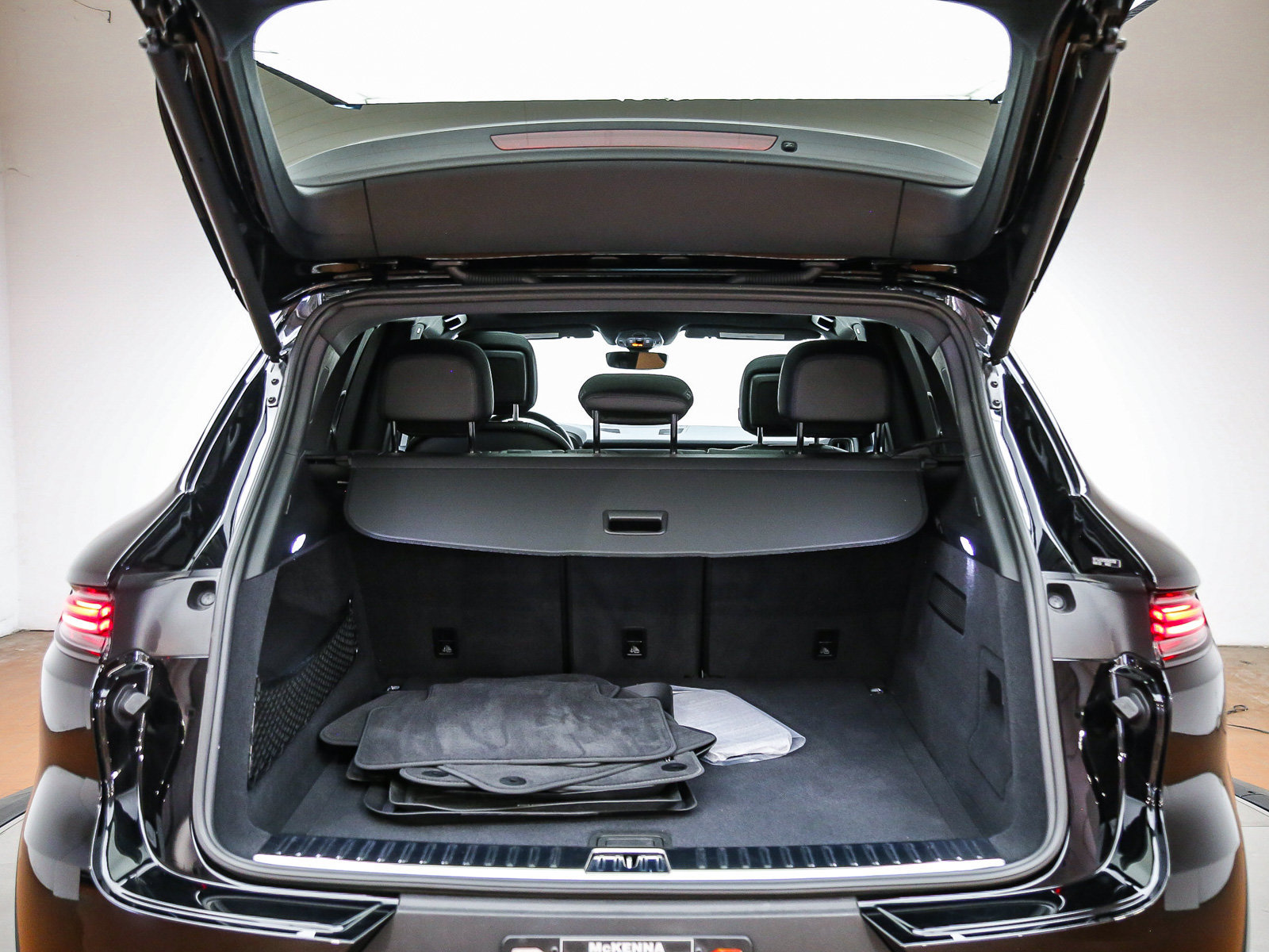 Certified 2024 Porsche Cayenne AWD/4WD image 30