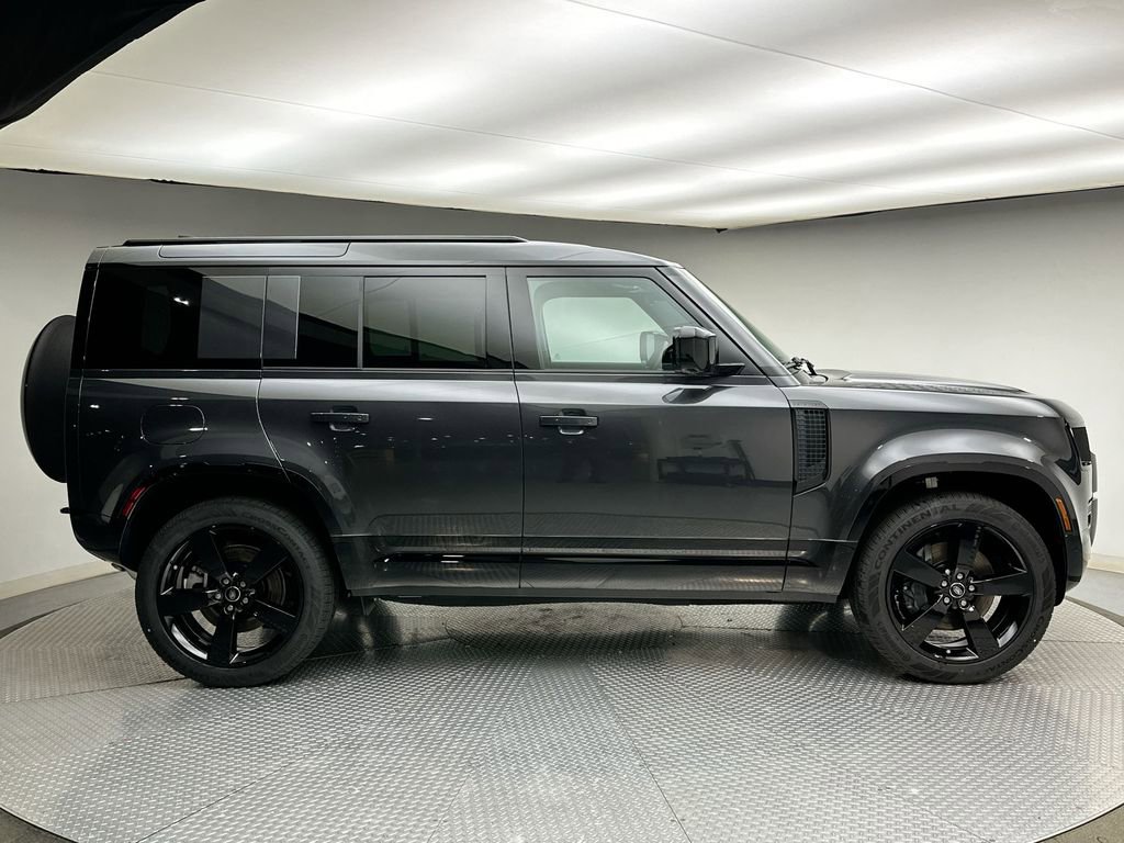 New 2025 Land Rover Defender 110 X-Dynamic SE image 4