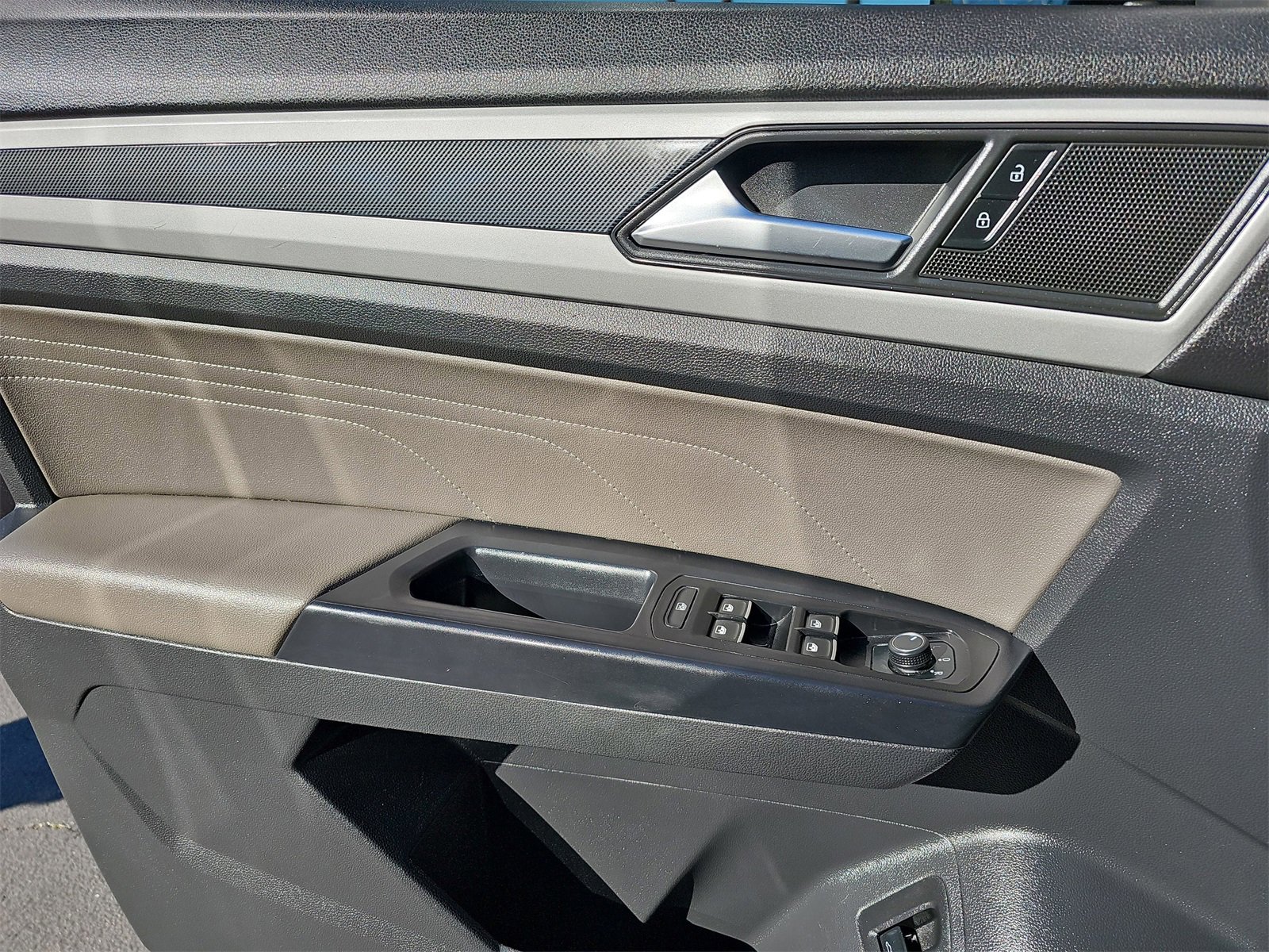 Used 2021 Volkswagen Atlas Cross Sport SE w/ Panoramic Sunroof Package image 26