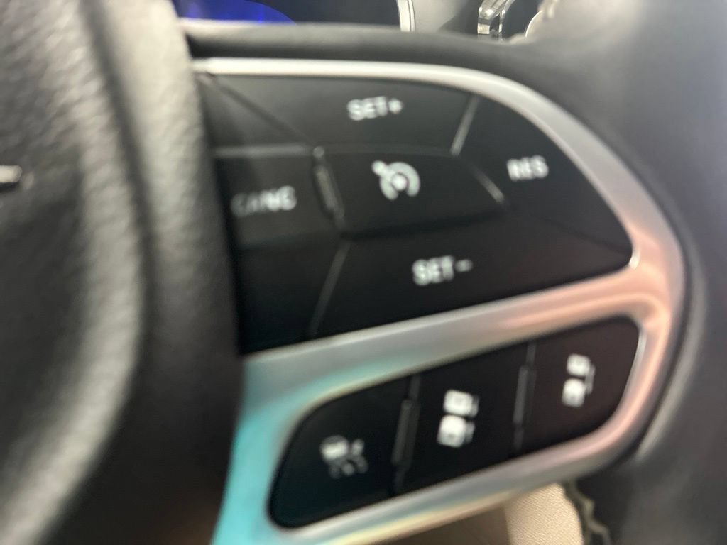 Used 2023 Chrysler Pacifica Touring-L FWD image 21
