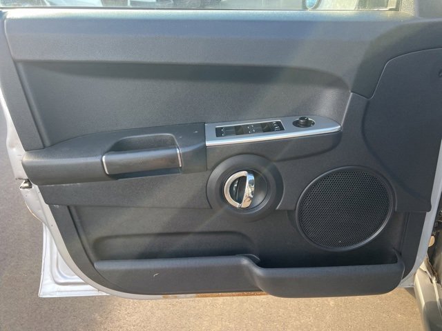 Used 2010 Jeep Commander Sport image 18