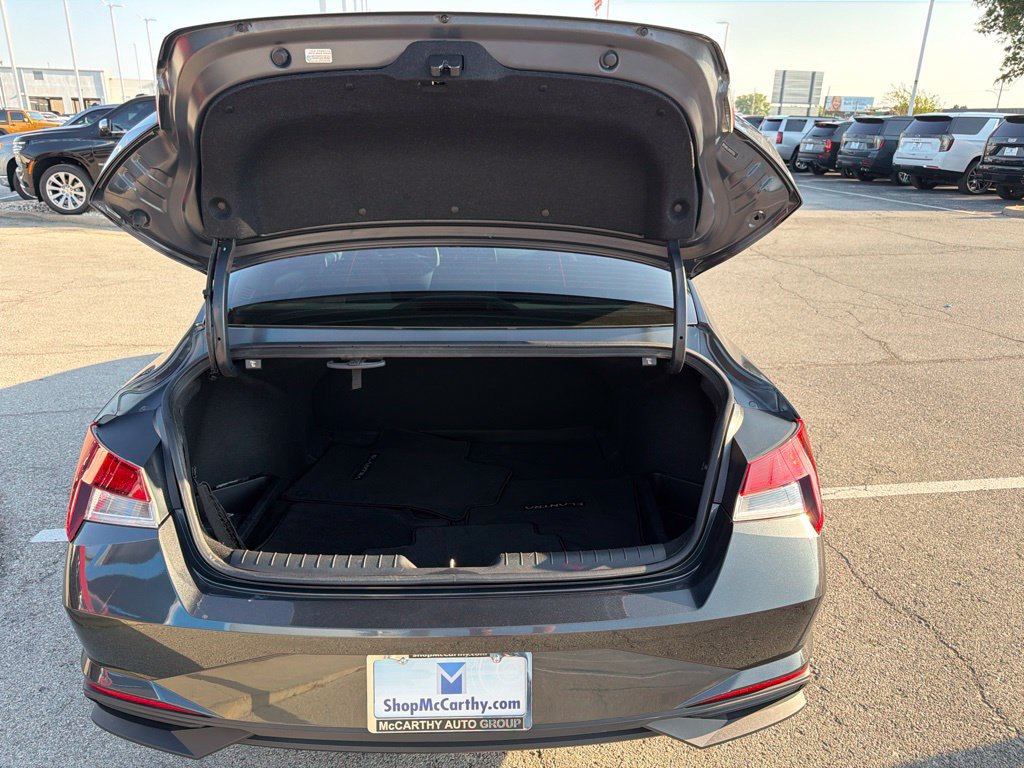 Used 2022 Hyundai Elantra SEL w/ Preferred Accessory Package FWD image 11