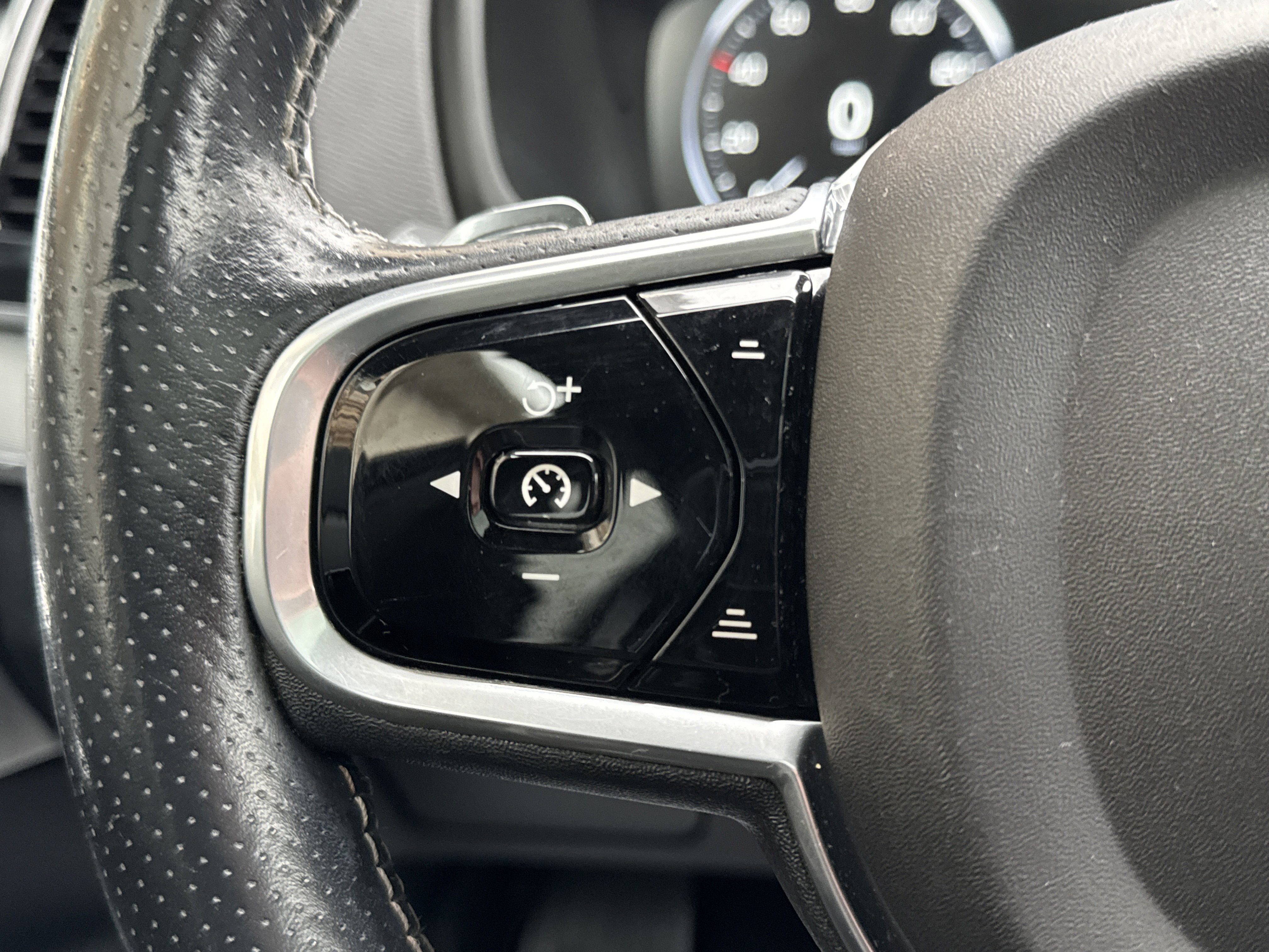 Used 2016 Volvo XC90 T6 R-Design w/ Vision Package image 18