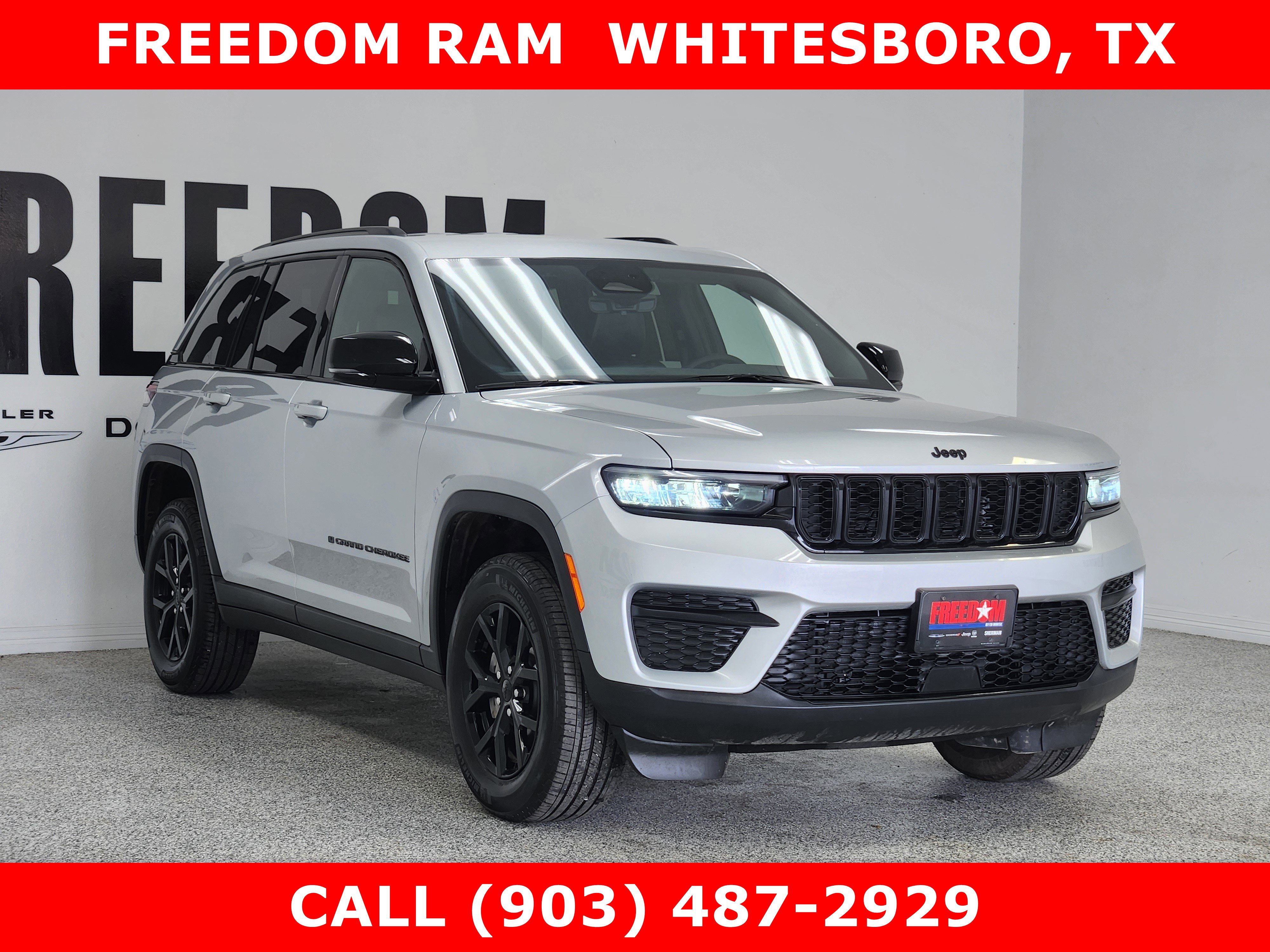 Used 2025 Jeep Grand Cherokee Altitude AWD/4WD image 2