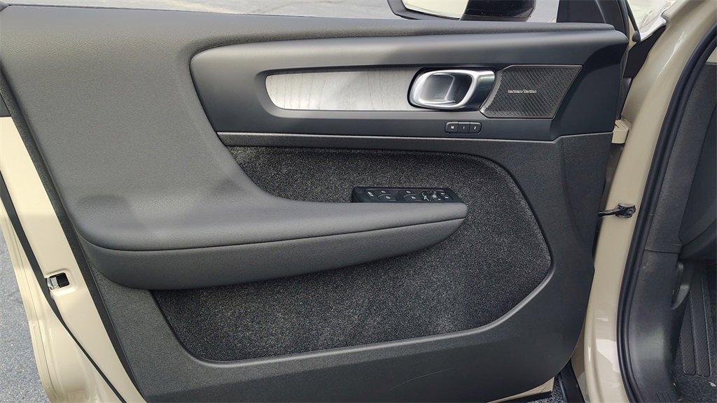 New 2026 Volvo XC40 B5 Ultra w/ Climate Package image 8