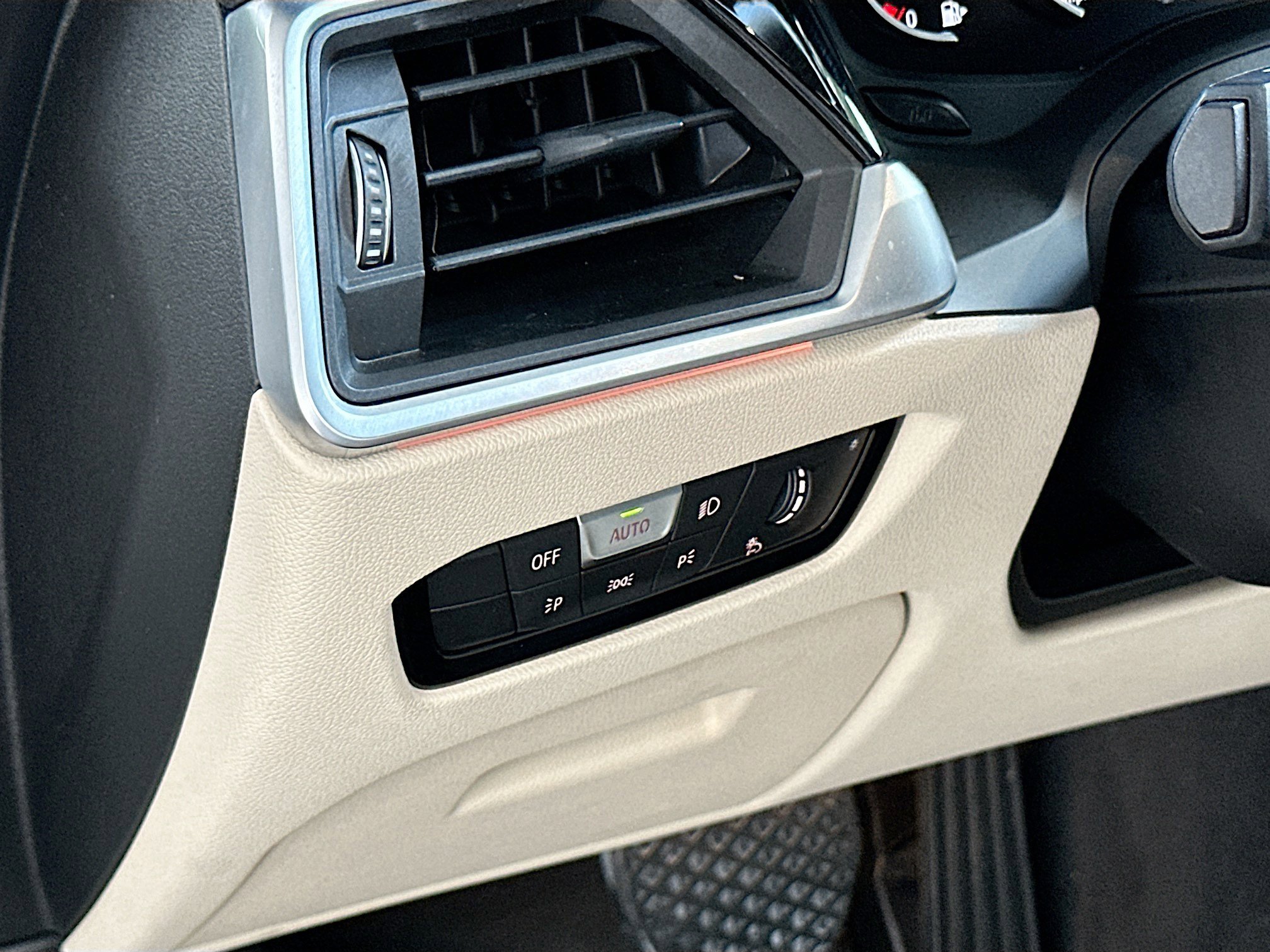 Used 2019 BMW 330i Sedan w/ Driving Assistance Package image 10