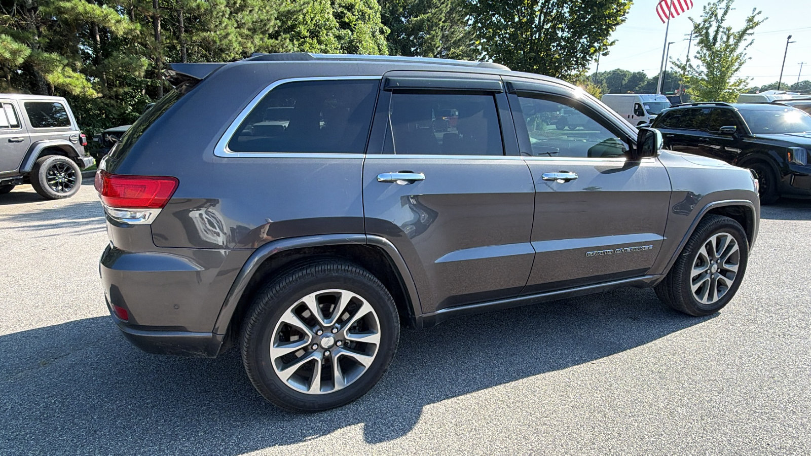 Used 2017 Jeep Grand Cherokee Overland w/ Jeep Active Safety Group AWD/4WD image 8