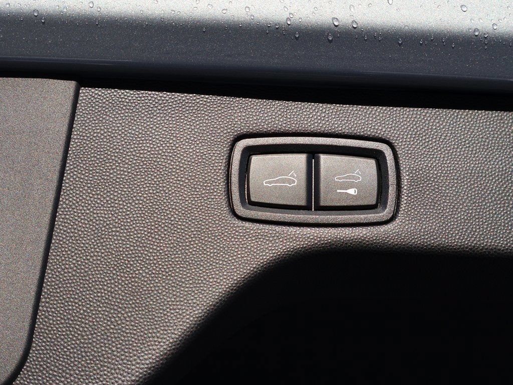 Certified 2025 Porsche Macan 4S Electric AWD/4WD image 19