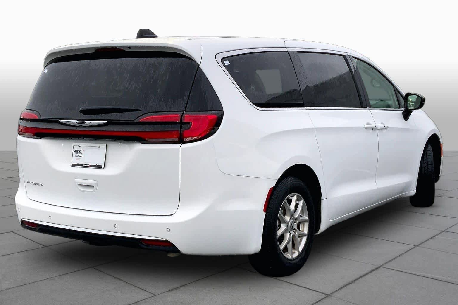 Used 2024 Chrysler Pacifica Touring-L FWD image 13
