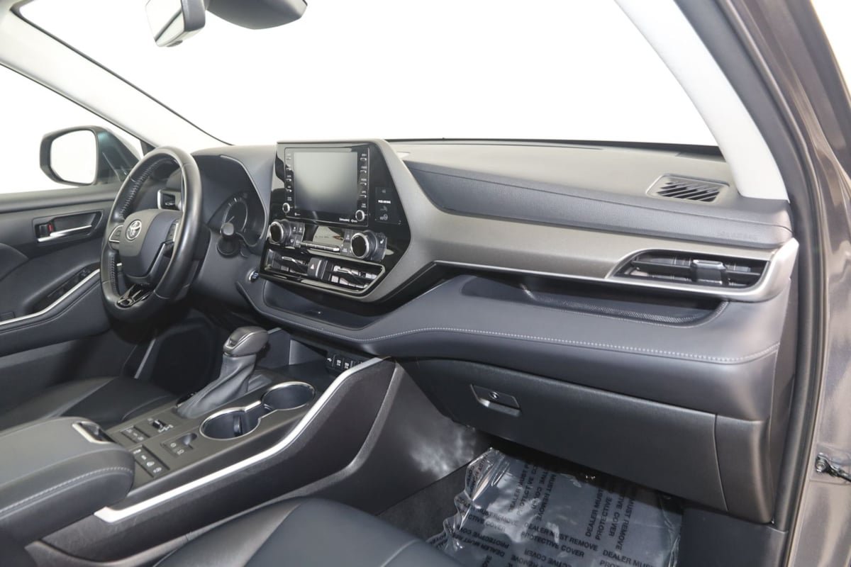 Used 2021 Toyota Highlander XLE AWD/4WD image 37