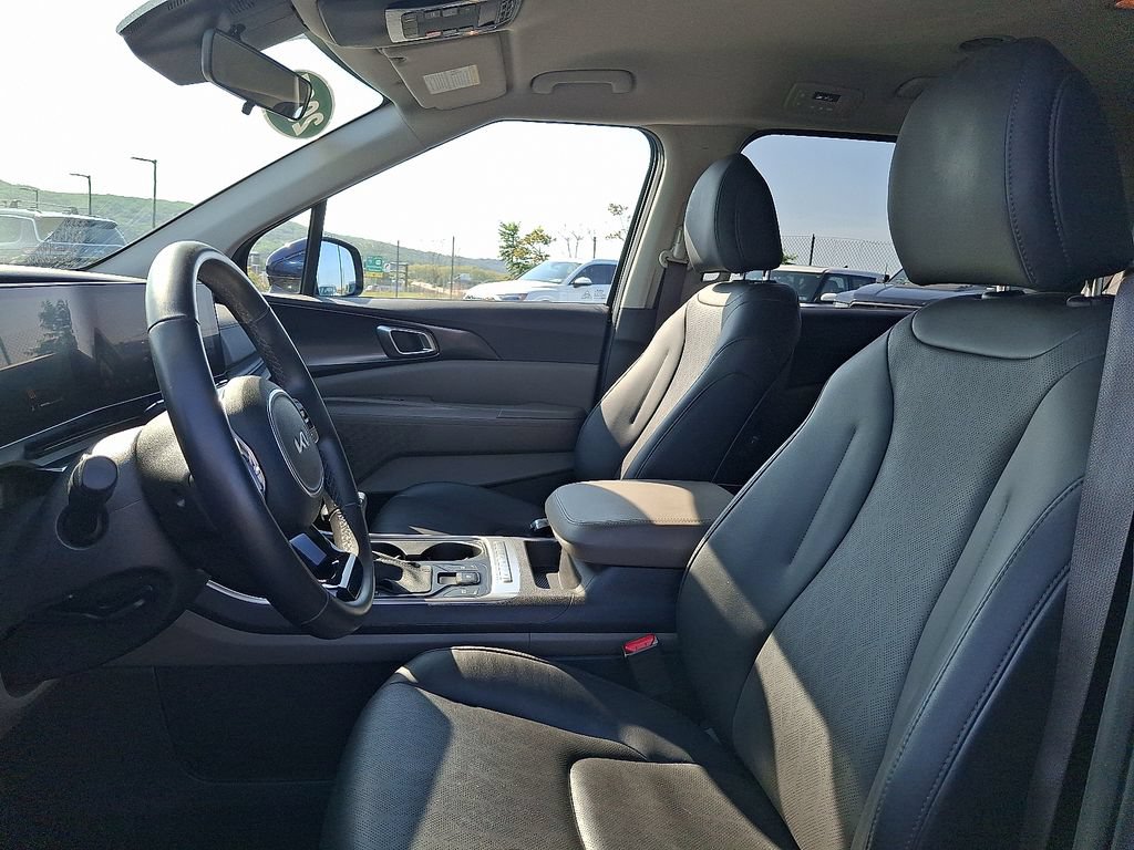 Certified 2025 Kia Carnival FWD image 14