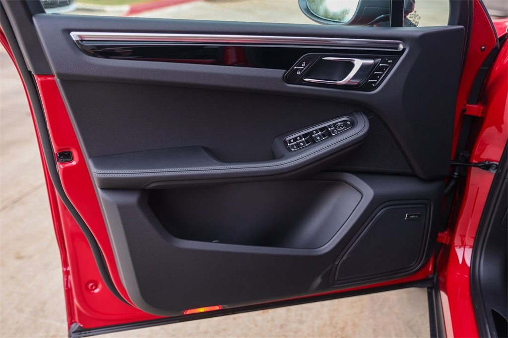 Certified 2025 Porsche Macan Turbo image 24