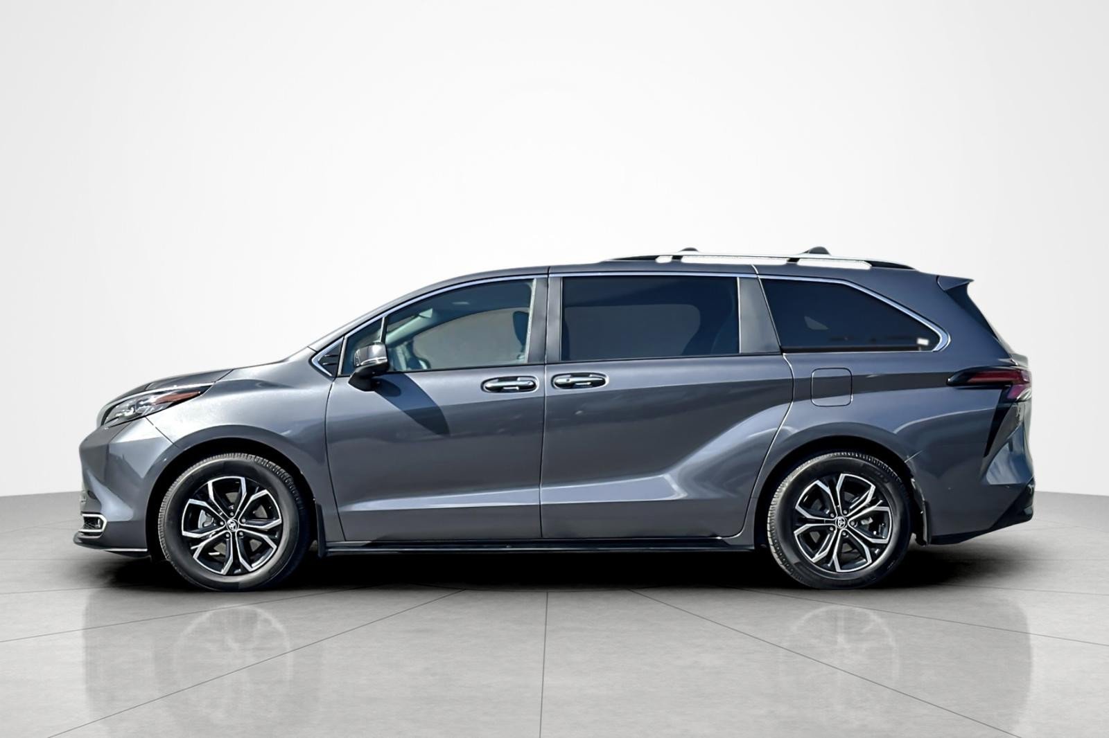 Used 2025 Toyota Sienna Platinum AWD/4WD image 2