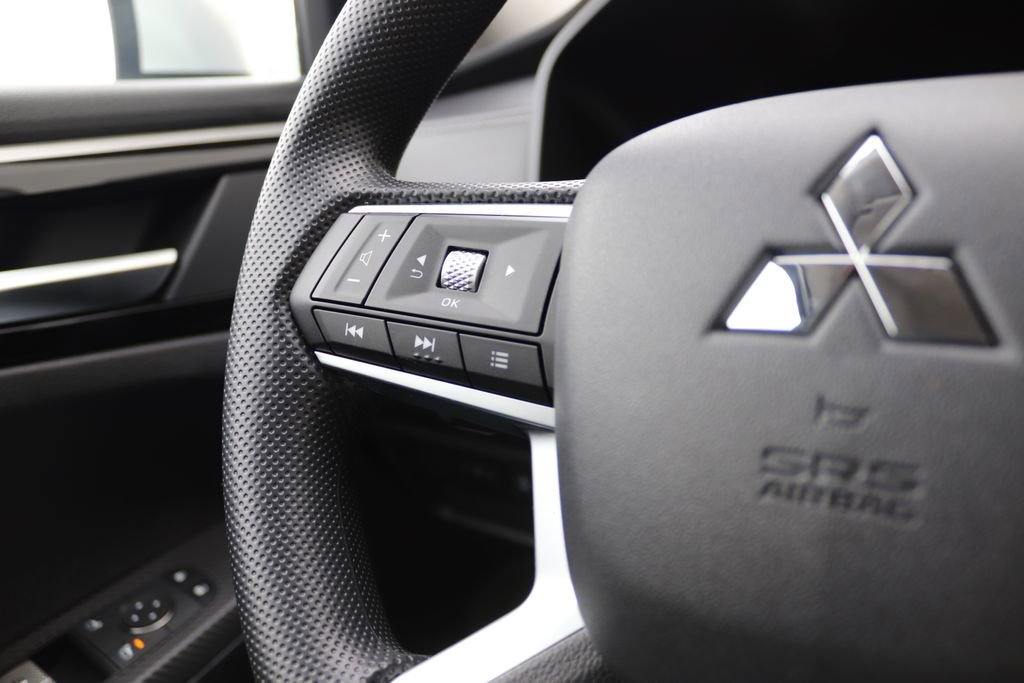 New 2026 Mitsubishi Outlander ES image 7