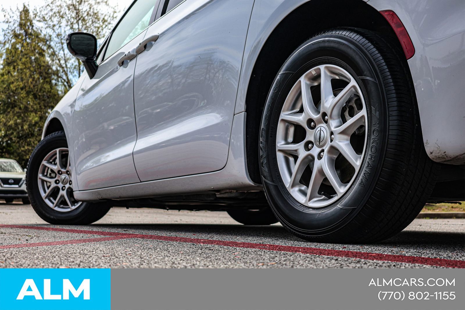 Used 2024 Chrysler Pacifica Touring-L image 16