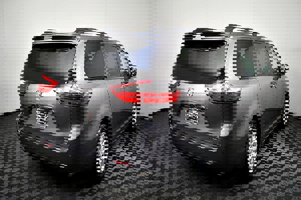 Used 2015 Toyota Sienna XLE image 7