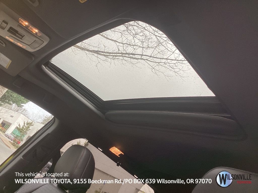 Used 2022 Toyota Sienna XSE w/ XSE Plus Package image 4