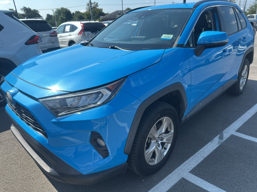 Used 2020 Toyota RAV4 XLE w/ Convenience Package FWD image 2