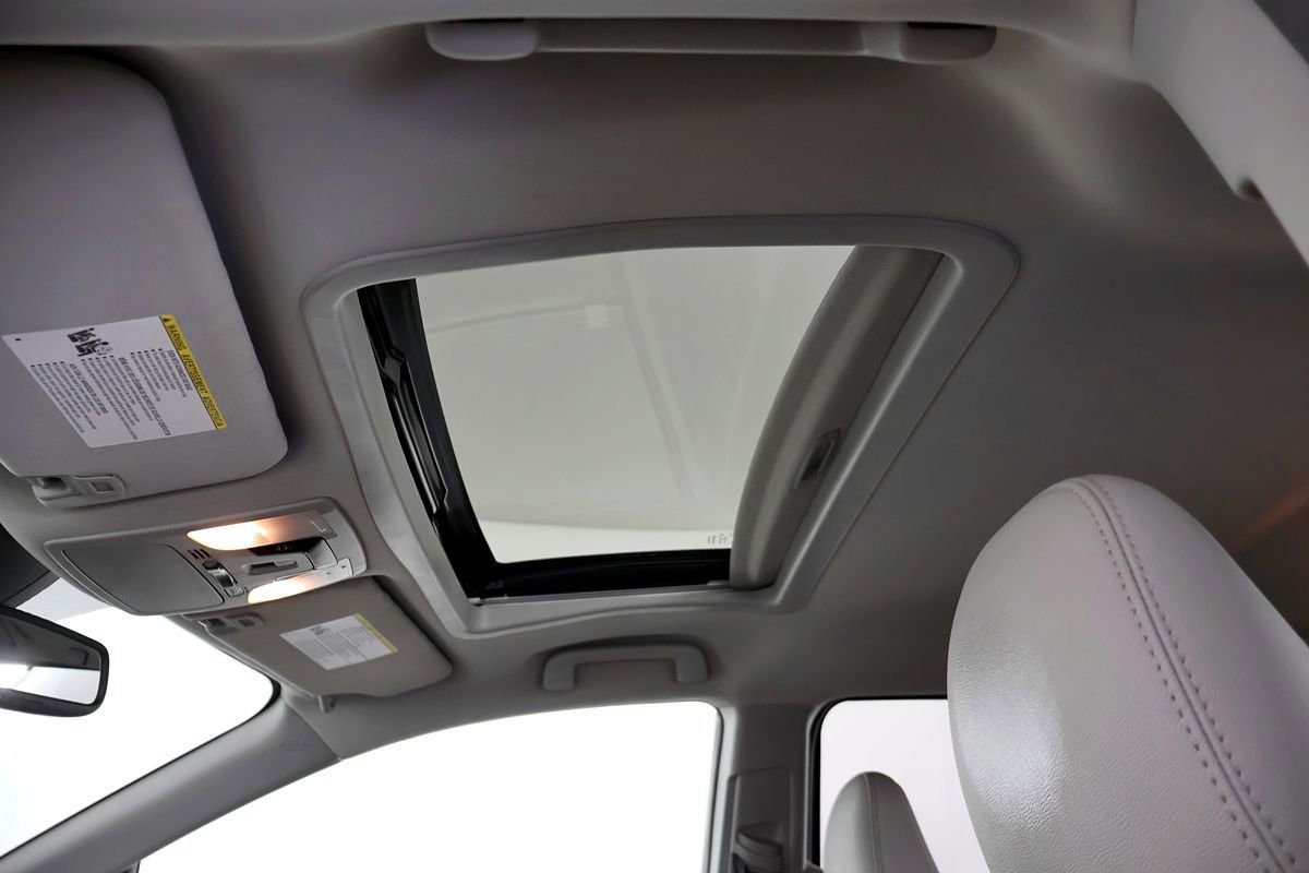 Used 2018 Toyota Sienna XLE w/ XLE Navigation Package FWD image 40