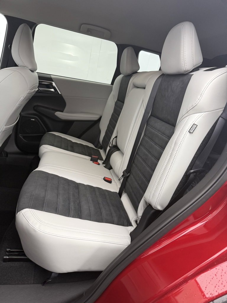 New 2025 Mitsubishi Outlander SE image 27