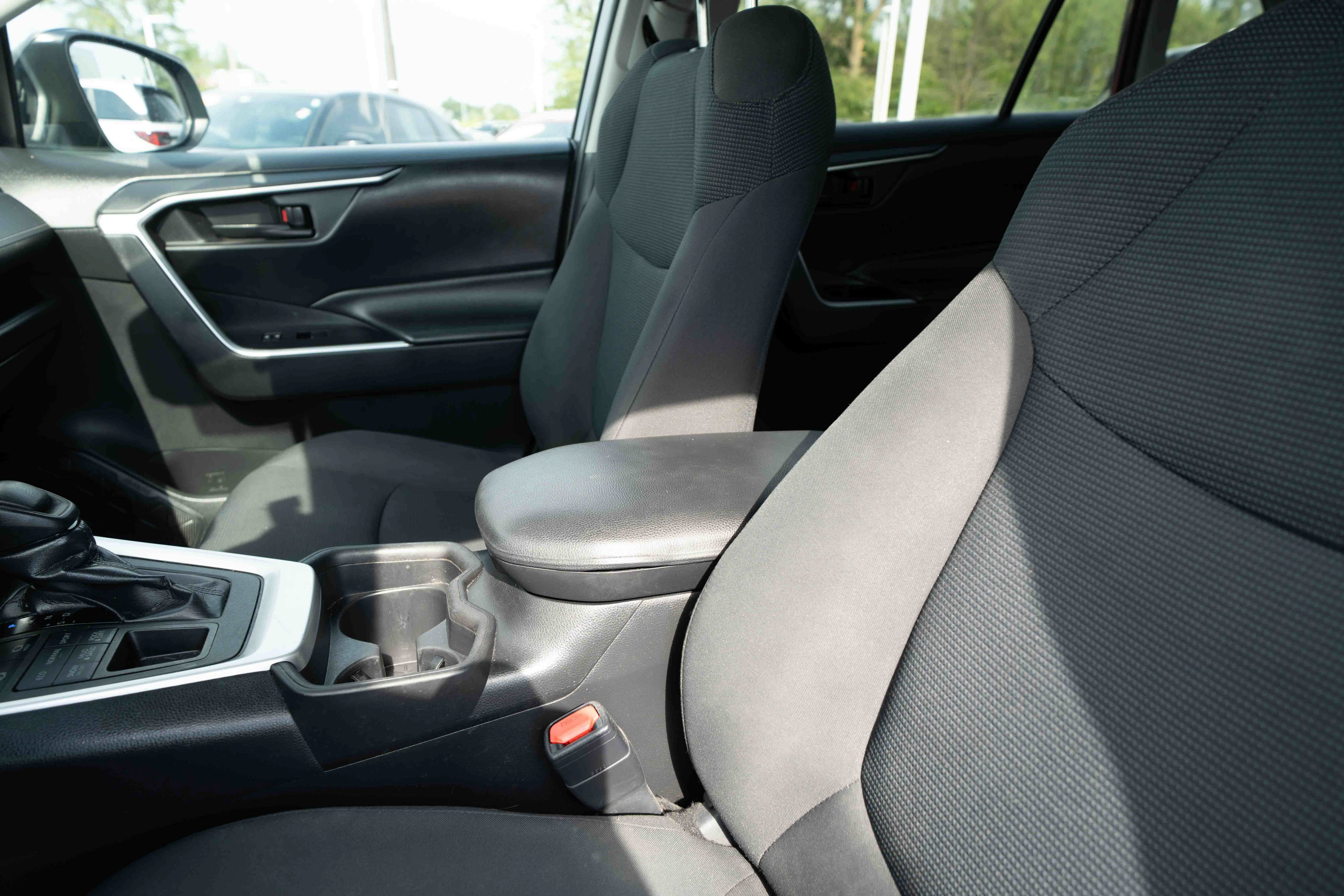 Used 2019 Toyota RAV4 LE AWD/4WD image 10