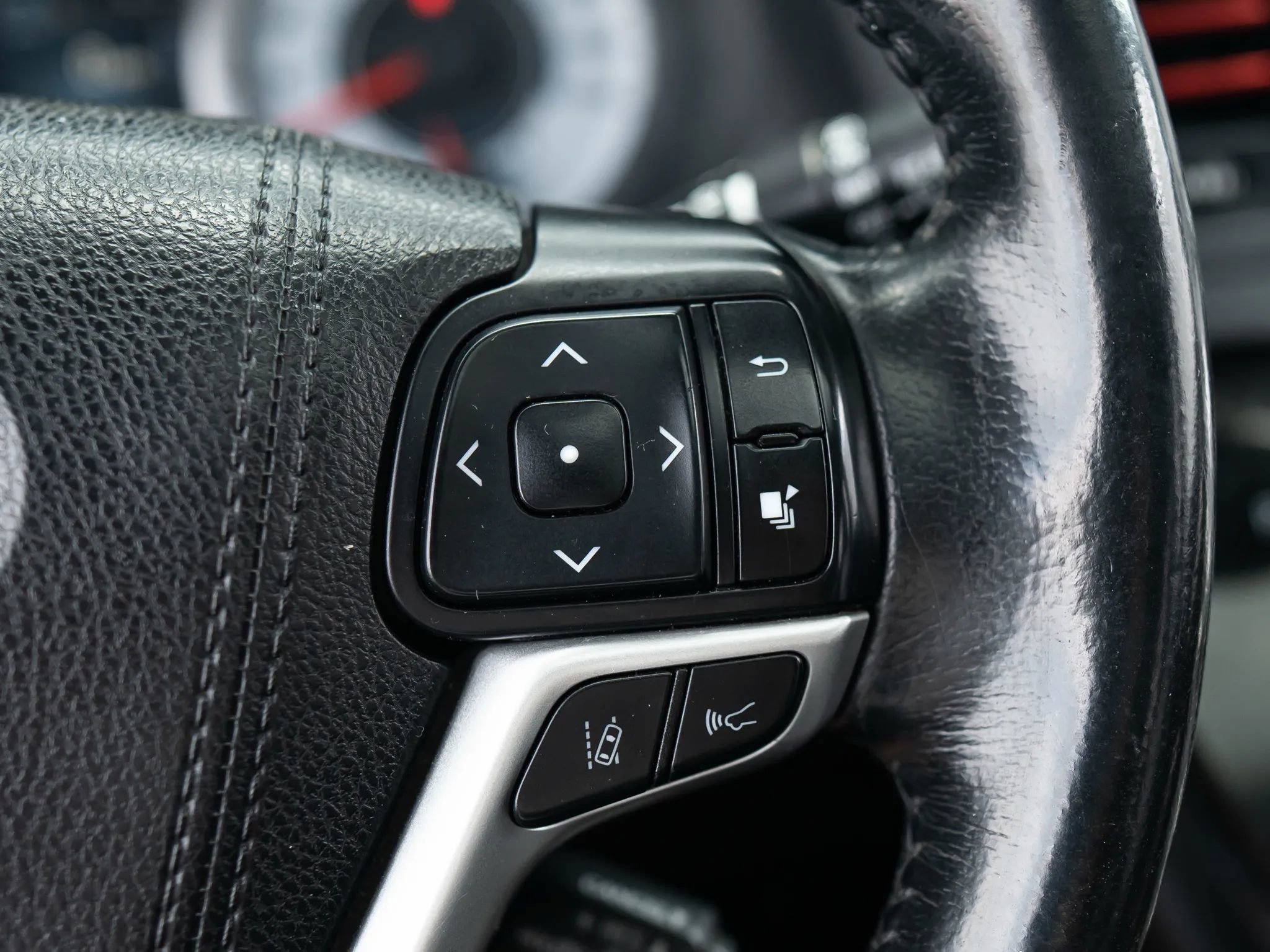 Used 2018 Toyota Sienna SE image 36