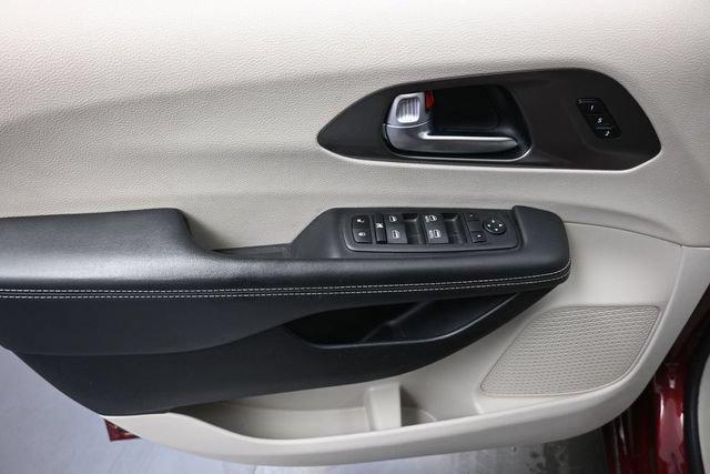 Used 2023 Chrysler Pacifica Touring-L FWD image 13