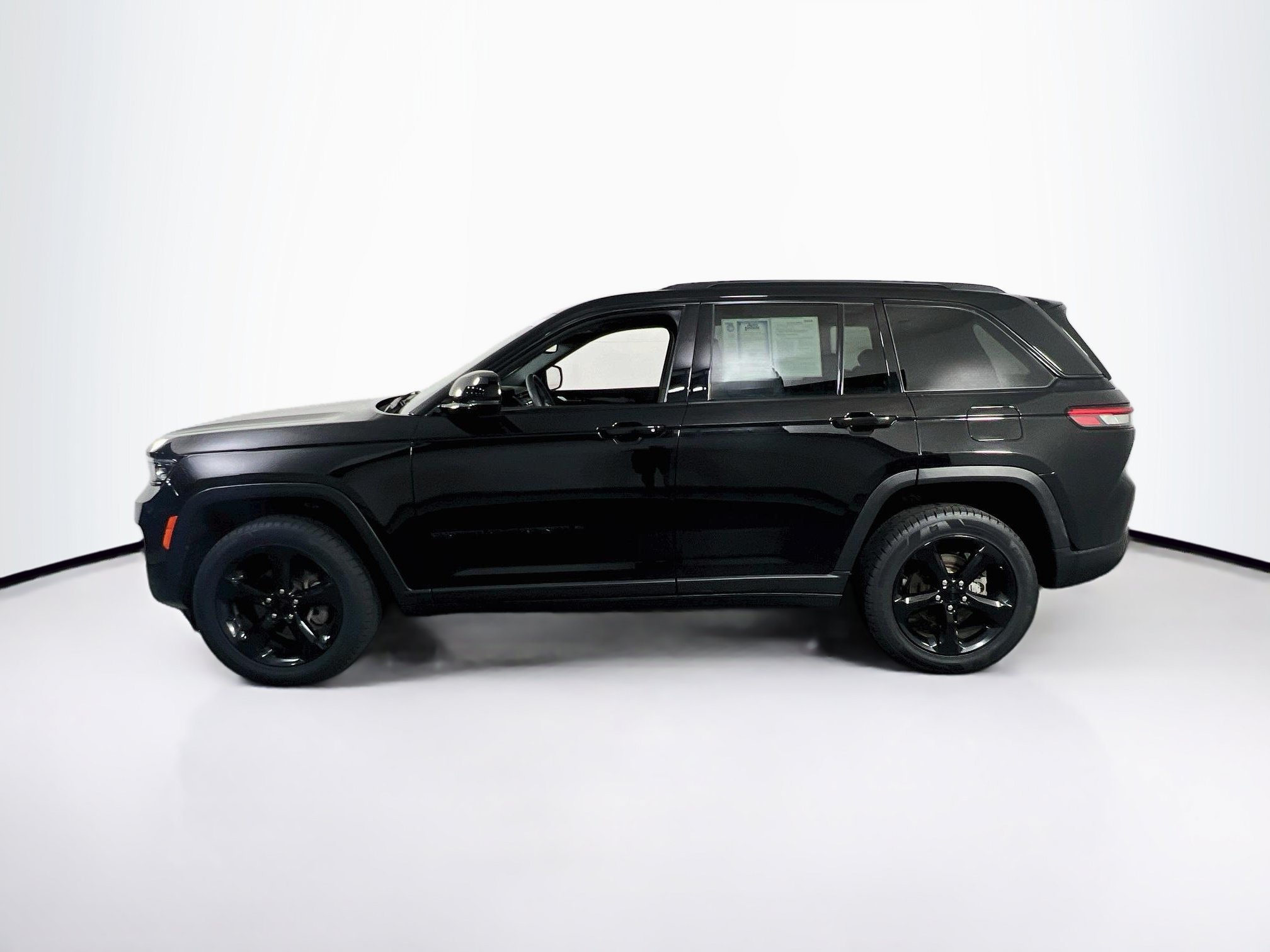 Used 2023 Jeep Grand Cherokee Altitude AWD/4WD image 8