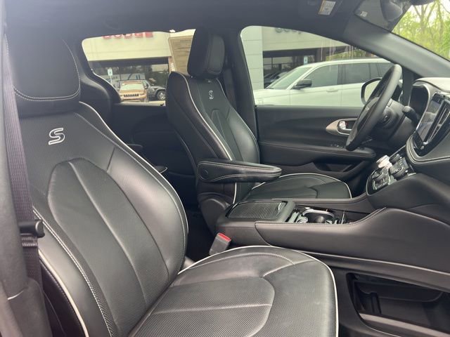 Used 2023 Chrysler Pacifica Limited w/ S Appearance Package AWD/4WD image 33