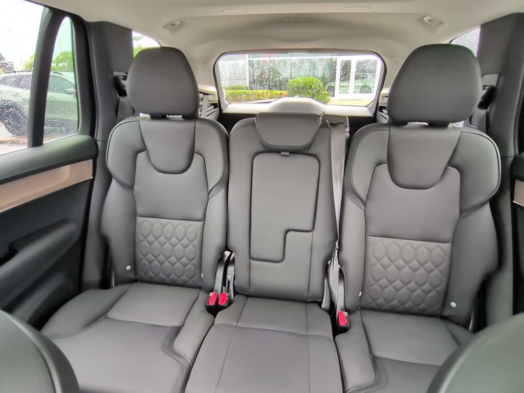 Used 2025 Volvo XC90 B5 Plus AWD/4WD image 12