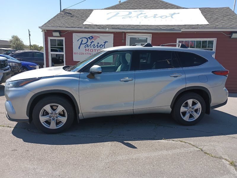 Used 2022 Toyota Highlander LE AWD/4WD image 2