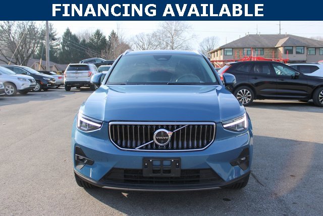 Used 2025 Volvo XC40 B5 Plus image 3