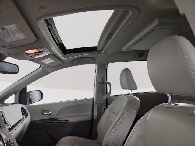 Used 2019 Toyota Sienna XLE Premium FWD image 32