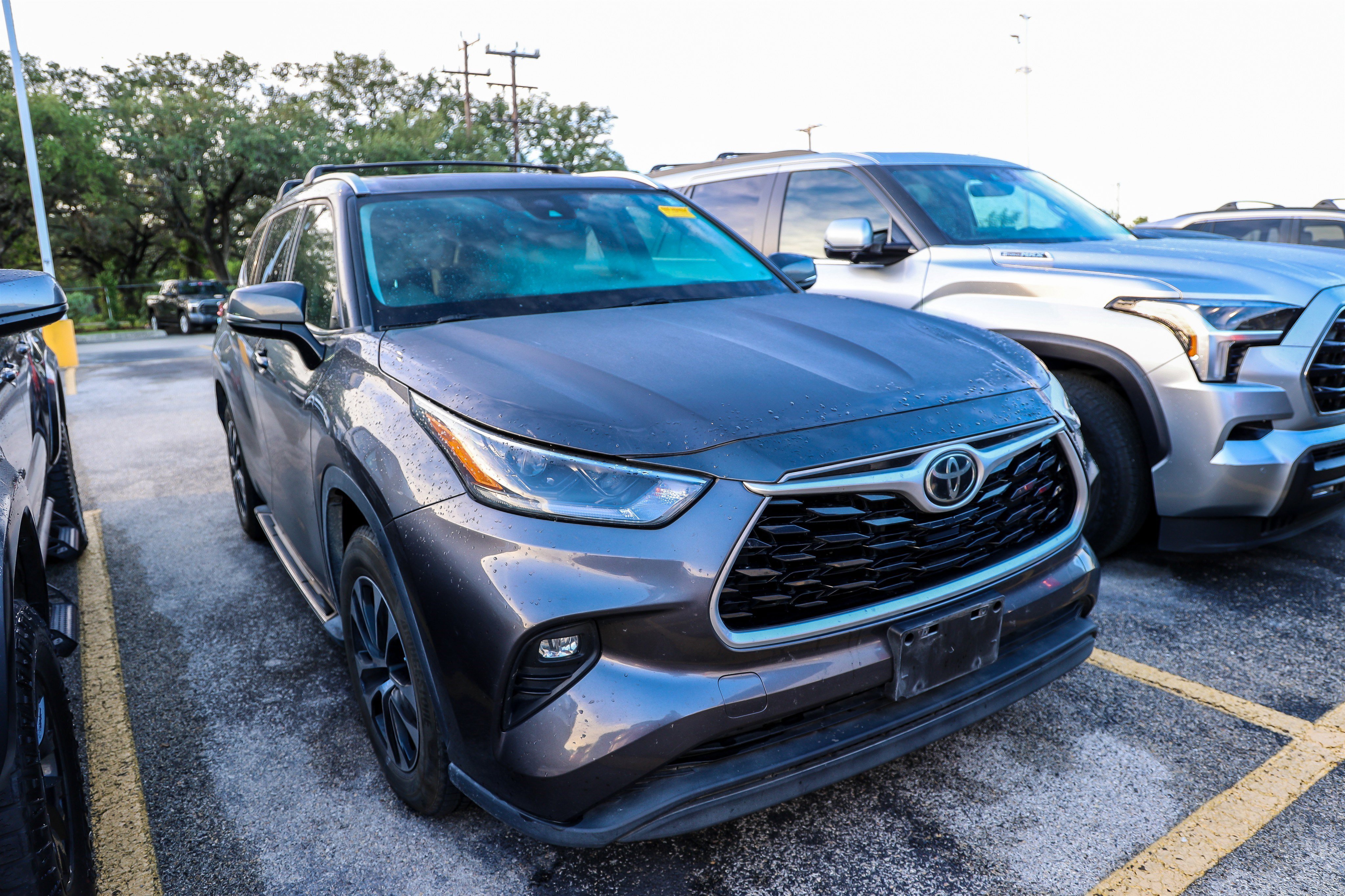 Used 2021 Toyota Highlander XLE FWD image 4