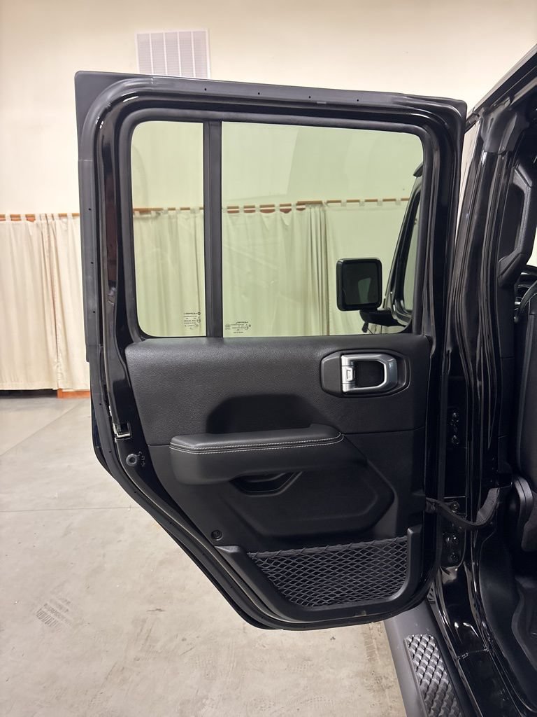 Used 2020 Jeep Gladiator Overland AWD/4WD image 27