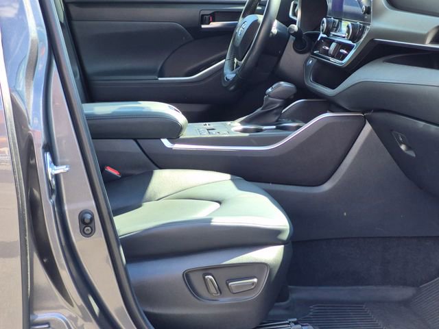 Used 2023 Toyota Highlander XLE image 21
