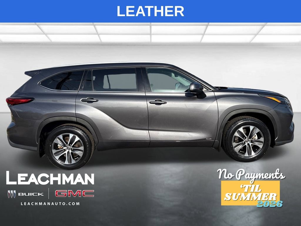 Used 2022 Toyota Highlander XLE image 2
